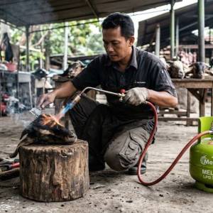 Bersihkan kepala kambing